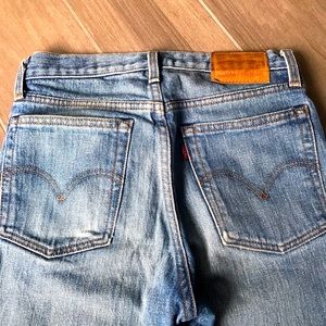 Levi’s wedgie size 24 frayed bottoms